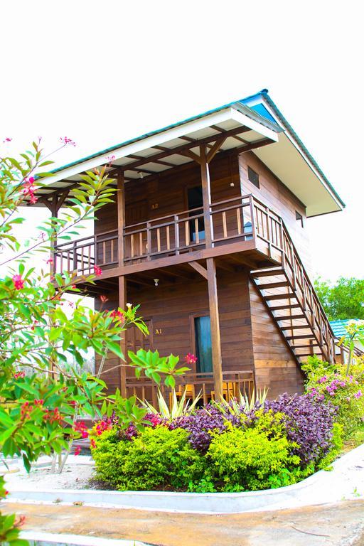 Pelangi Lake Resort Tanjung Pandan Bagian luar foto