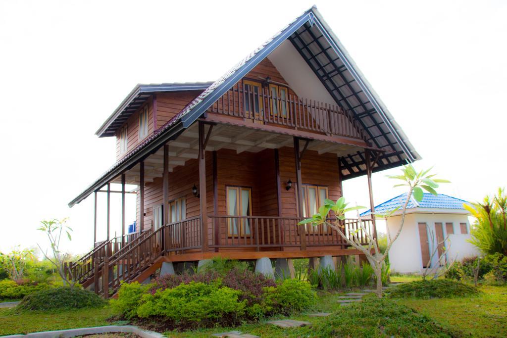 Pelangi Lake Resort Tanjung Pandan Bagian luar foto