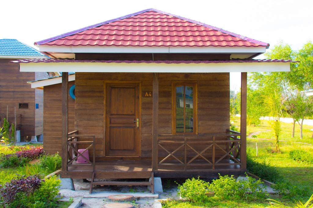Pelangi Lake Resort Tanjung Pandan Bagian luar foto