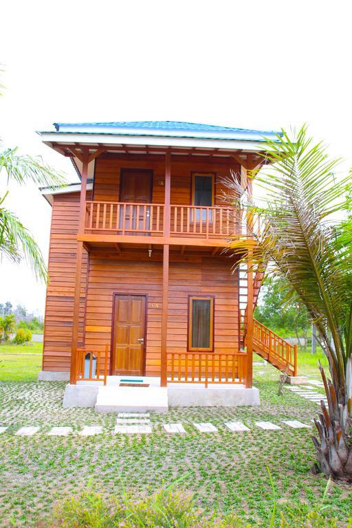 Pelangi Lake Resort Tanjung Pandan Bagian luar foto