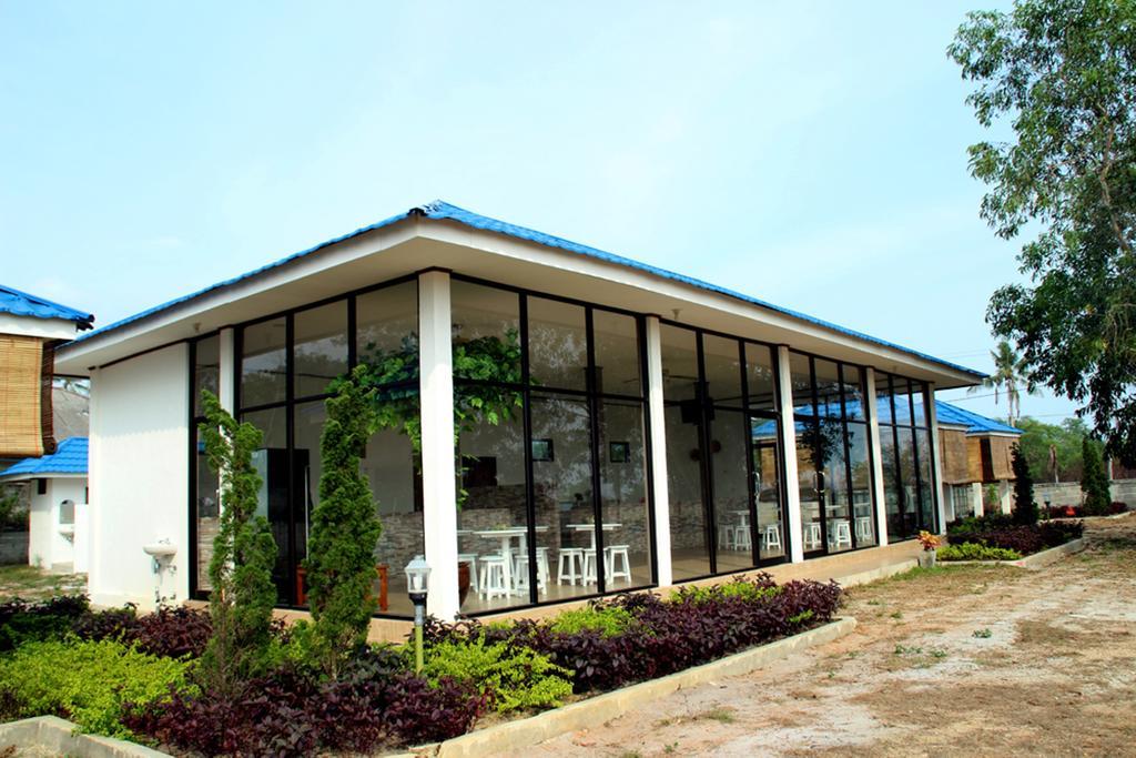 Pelangi Lake Resort Tanjung Pandan Bagian luar foto