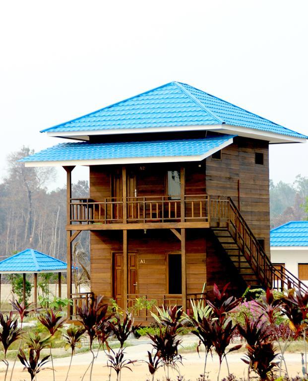 Pelangi Lake Resort Tanjung Pandan Bagian luar foto