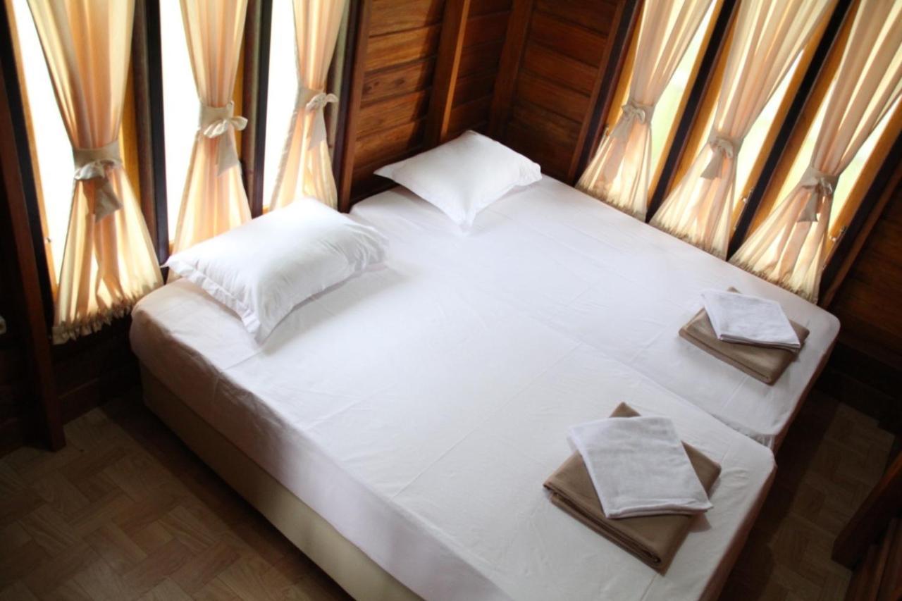 Pelangi Lake Resort Tanjung Pandan Bagian luar foto